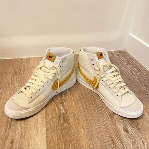 Nike blazer 77 vintage mid waffle men’s shoes size 7 1/2 ￼ 
Design white & gold
